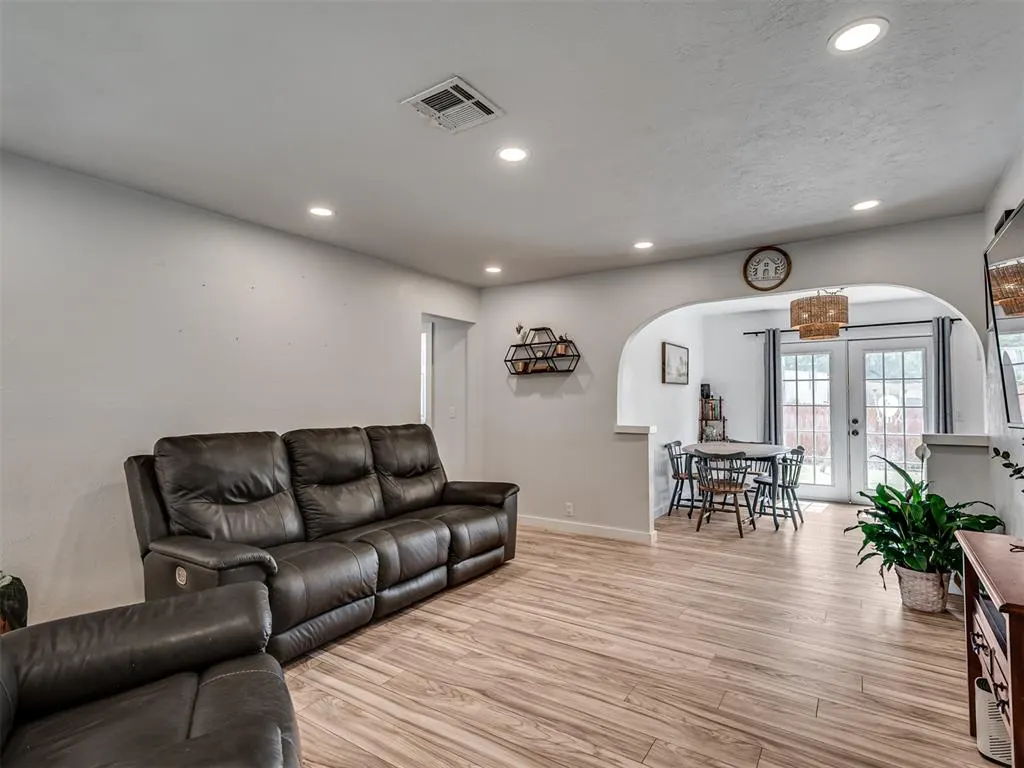 Photo 4 — 3216 E Noble Drive, Edmond, OK 73034