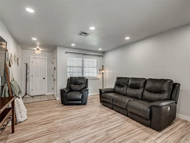 Photo 6 — 3216 E Noble Drive, Edmond, OK 73034