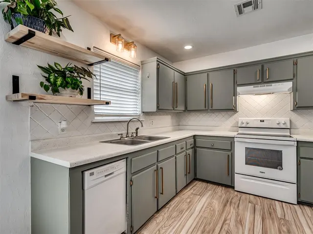 Photo 8 — 3216 E Noble Drive, Edmond, OK 73034