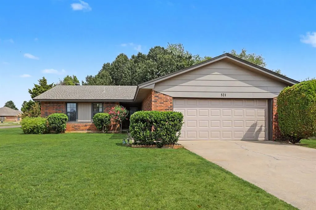 Front exterior — 521 Cherryvale Road, Edmond, OK 73003