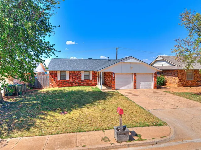 Photo 2 — 601 Crown Drive, Yukon, OK 73099