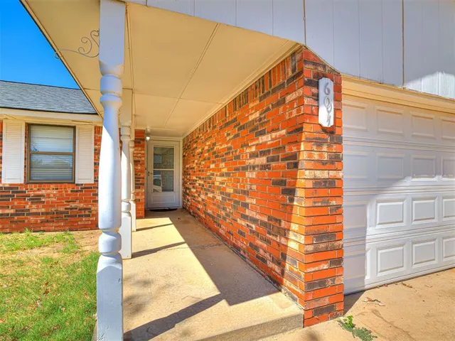 Photo 4 — 601 Crown Drive, Yukon, OK 73099