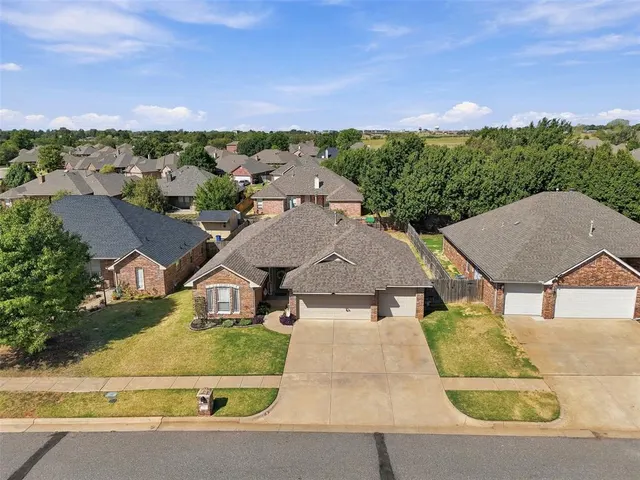 Photo 4 — 745 Dana Drive, Yukon, OK 73099