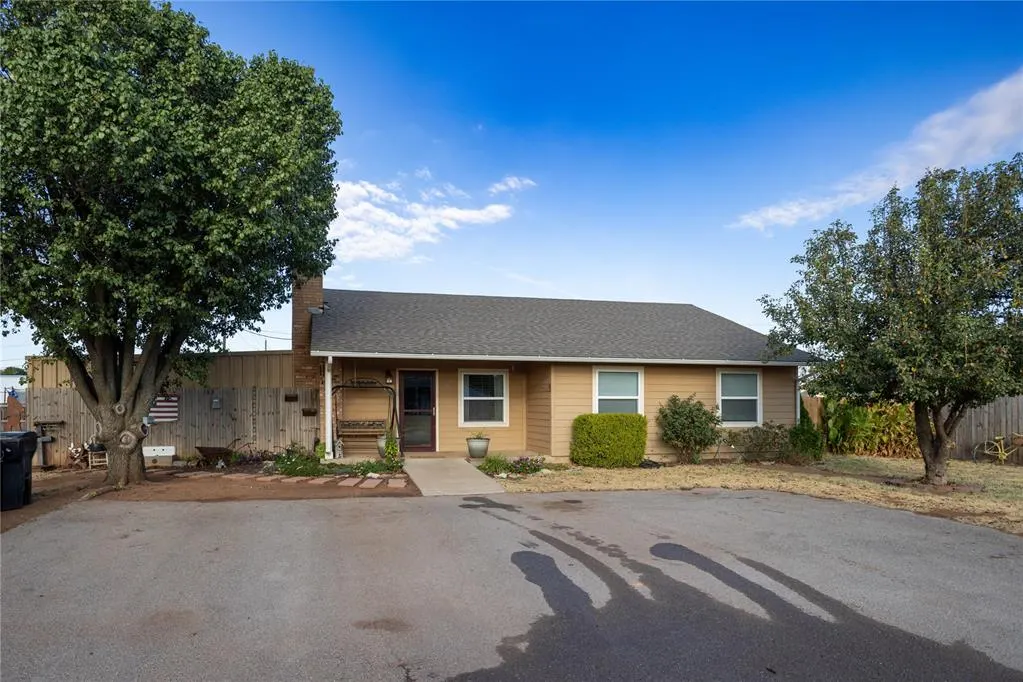 Front exterior — 118 N 11th Street, Thomas, OK 73669