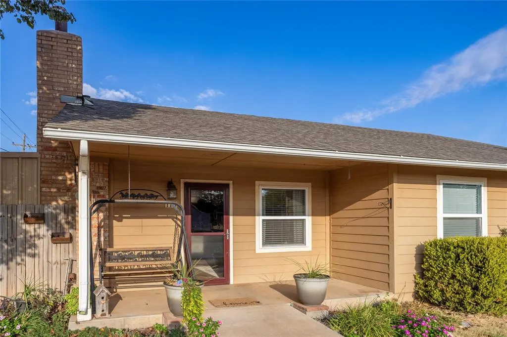 Photo 2 — 118 N 11th Street, Thomas, OK 73669