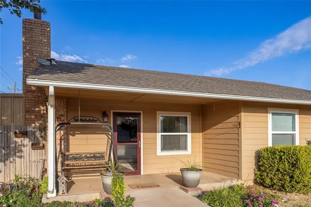 Photo 2 — 118 N 11th Street, Thomas, OK 73669