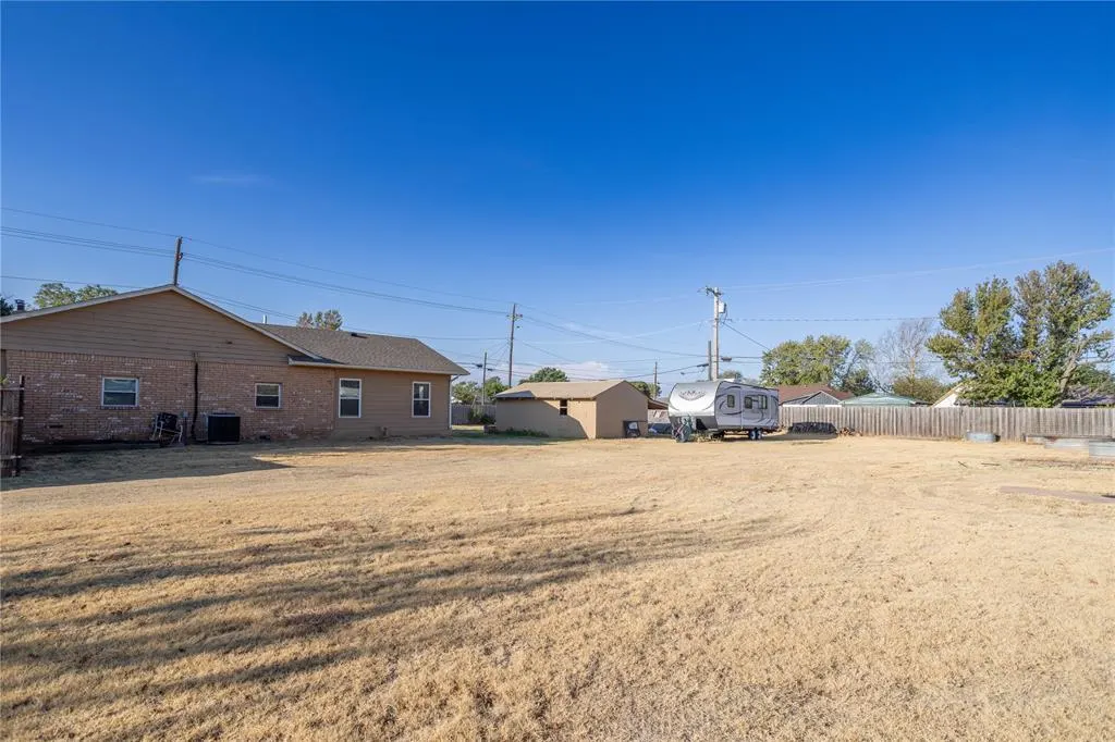 Photo 21 — 118 N 11th Street, Thomas, OK 73669