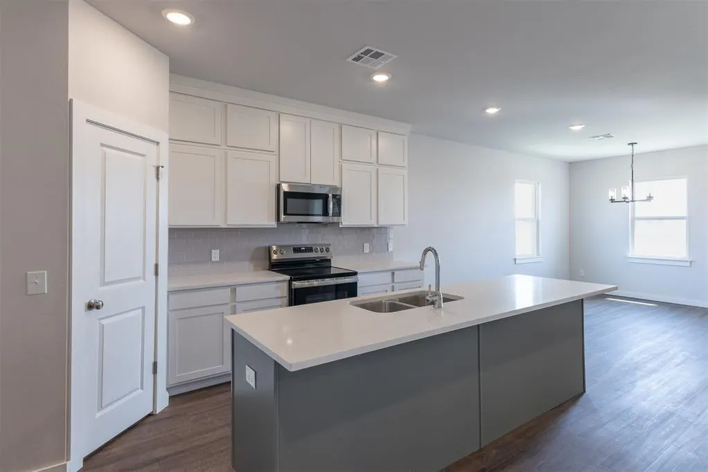 Photo 3 — 1721 Elm Circle, Tuttle, OK 73089