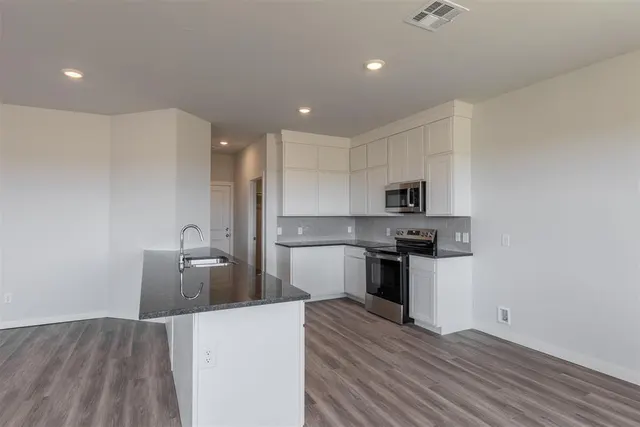 Photo 4 — 1725 Elm Circle, Tuttle, OK 73089