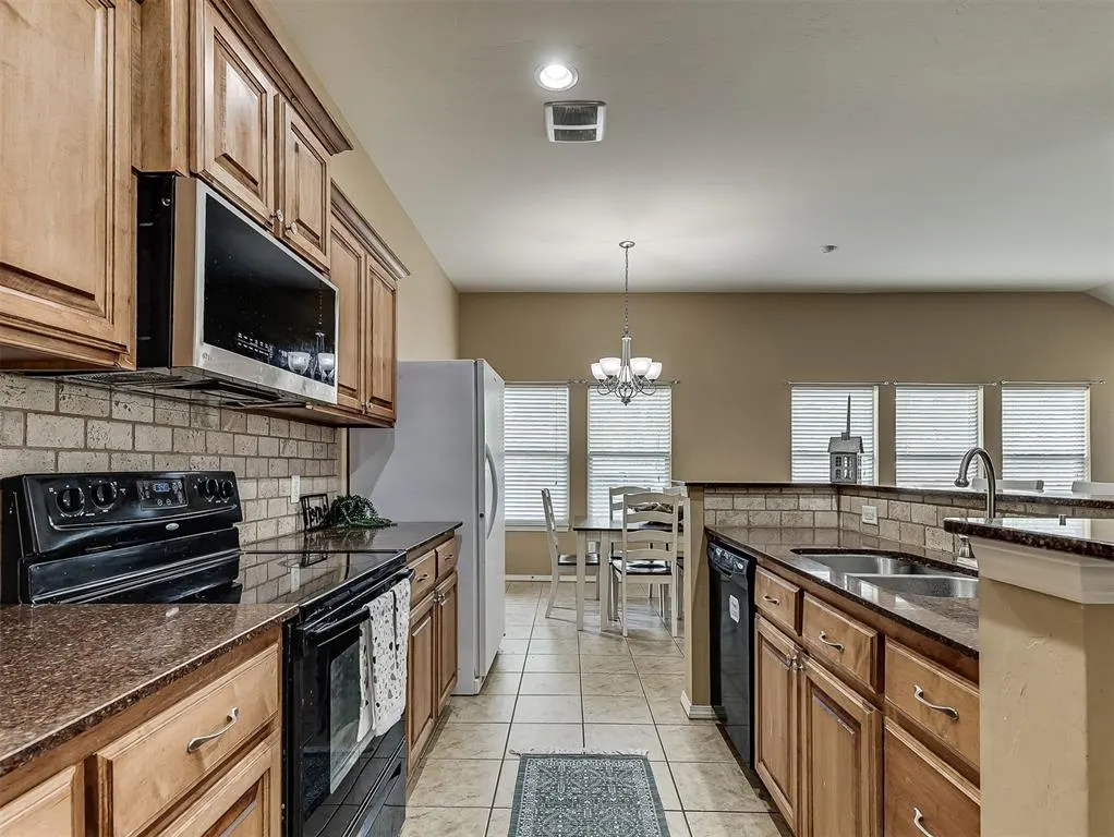 Photo 9 — 2501 Fawn Lily Road, Oklahoma City, OK 73128