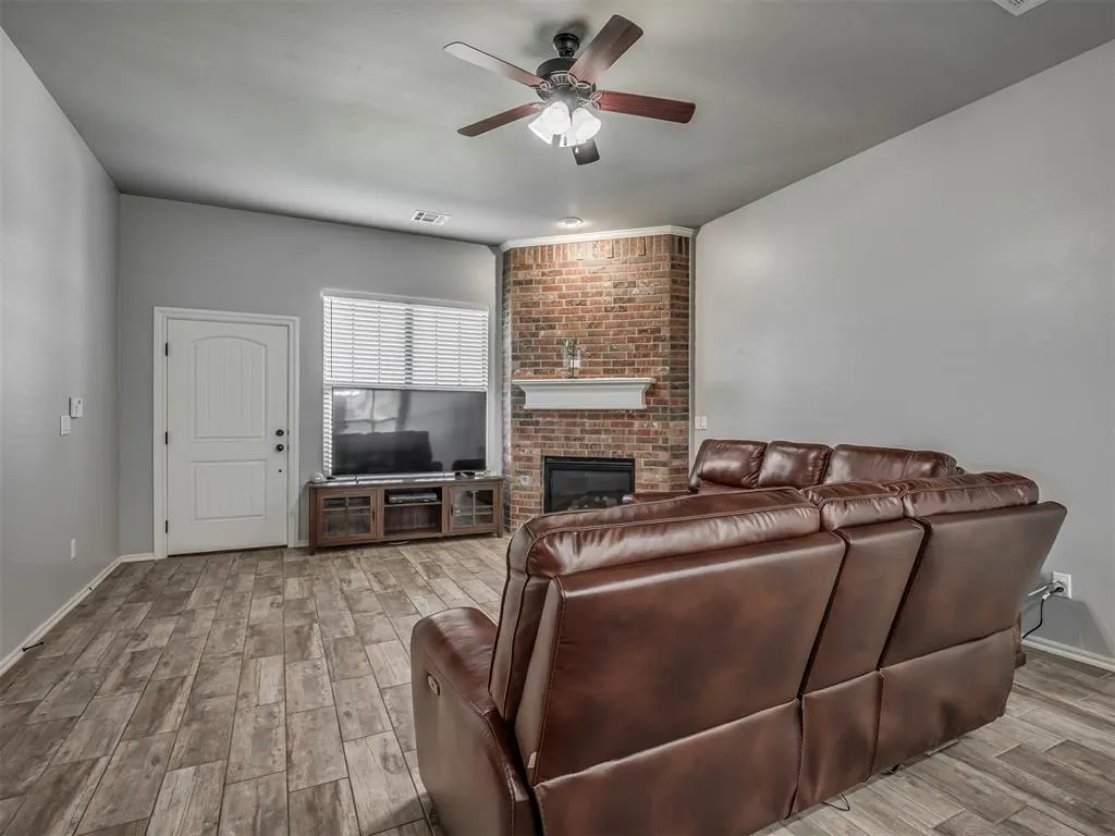 Photo 4 — 9040 NW 142nd Street, Yukon, OK 73099