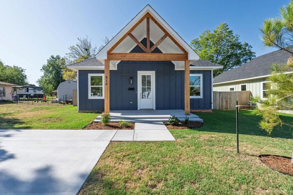Front exterior — 814 W Locust Street, Tecumseh, OK 74873