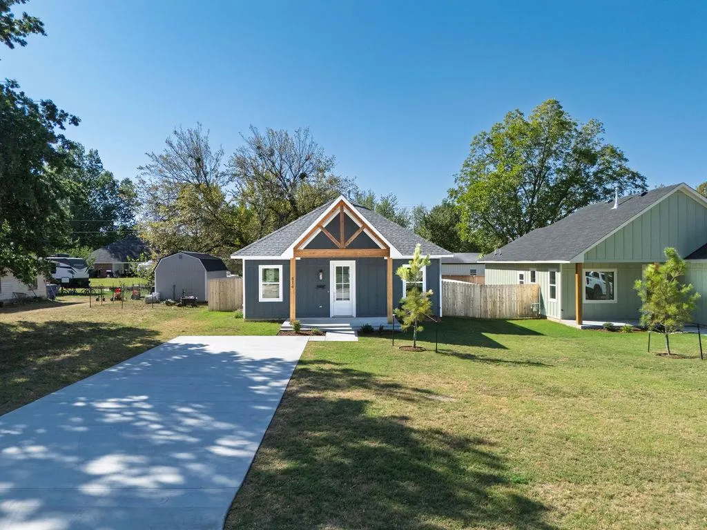 Photo 2 — 814 W Locust Street, Tecumseh, OK 74873