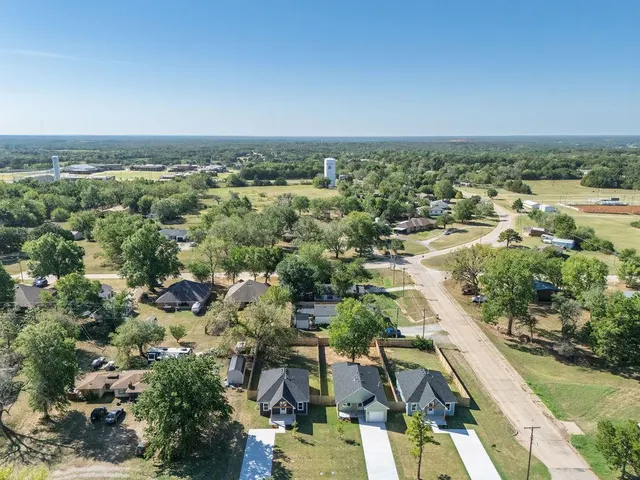 Photo 4 — 814 W Locust Street, Tecumseh, OK 74873
