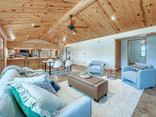 Photo 2 — 751 S Henney Road, Guthrie, OK 73044