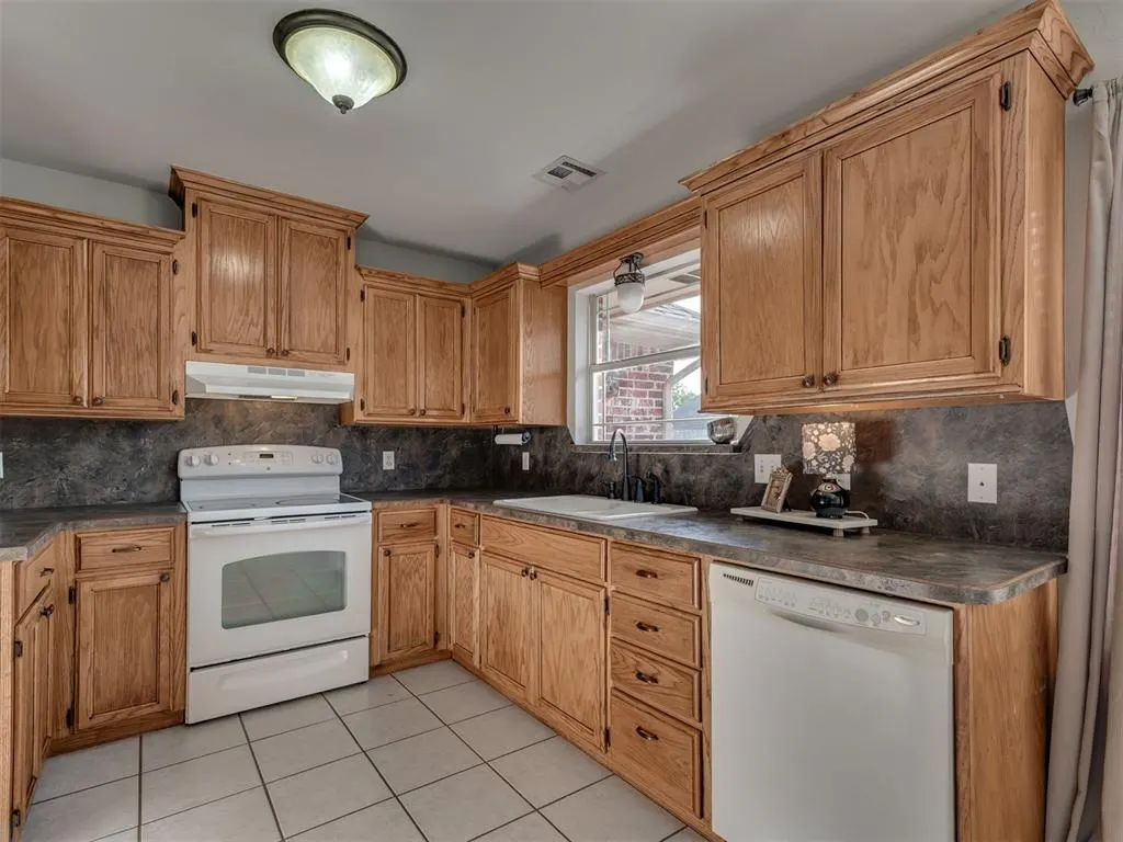 Photo 11 — 12276 SW 10th Street, Yukon, OK 73099