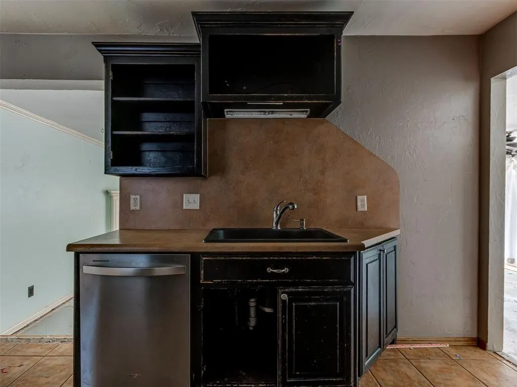 Photo 10 — 2124 Erin Place, Oklahoma City, OK 73120