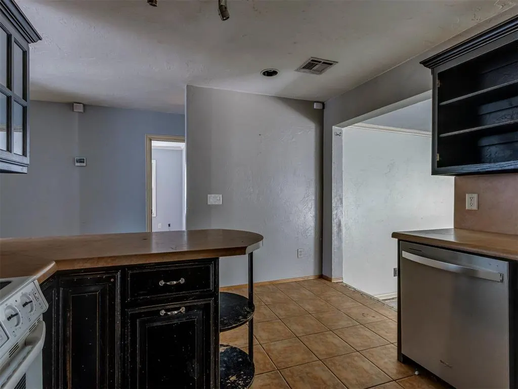 Photo 12 — 2124 Erin Place, Oklahoma City, OK 73120