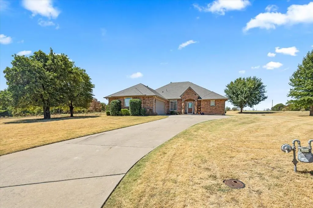 Front exterior — 8149 Linda Lane, Guthrie, OK 73044