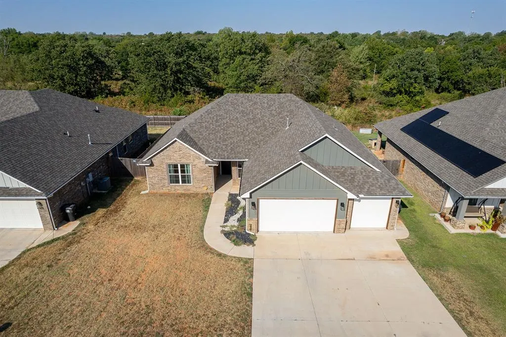 Photo 2 — 523 SW 6th Street, Jones, OK 73049