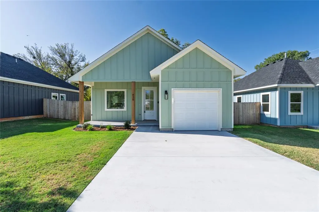 Front exterior — 820 W Locust Street, Tecumseh, OK 74873