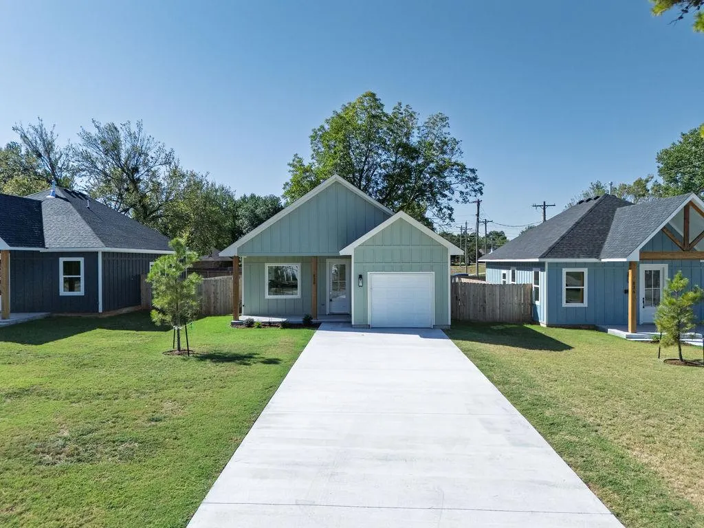 Photo 2 — 820 W Locust Street, Tecumseh, OK 74873