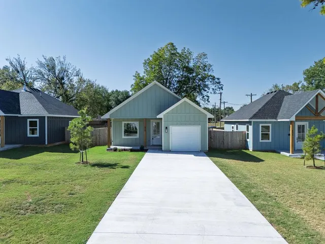 Photo 2 — 820 W Locust Street, Tecumseh, OK 74873