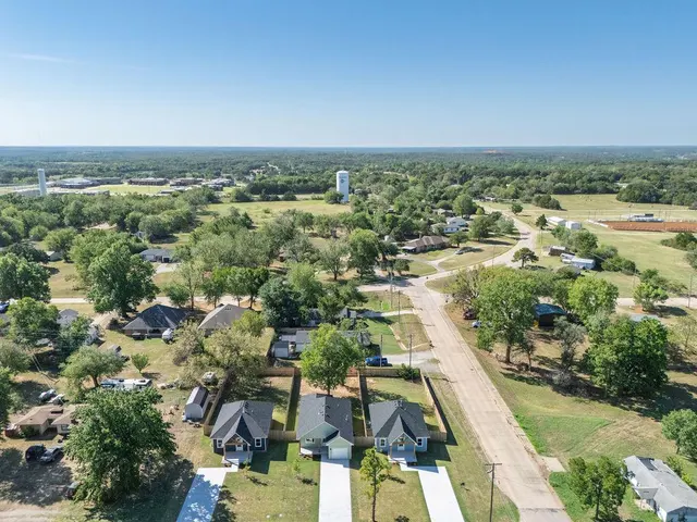 Photo 4 — 820 W Locust Street, Tecumseh, OK 74873