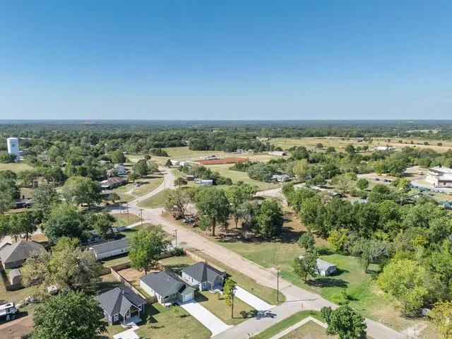 Photo 5 — 820 W Locust Street, Tecumseh, OK 74873