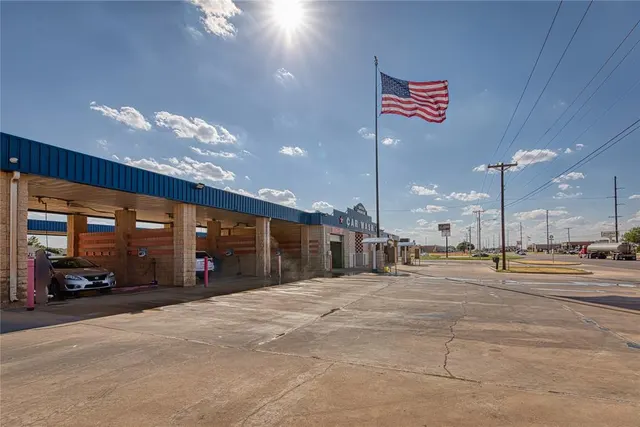 Photo 2 — 318 E Tamarack Road, Altus, OK 73521