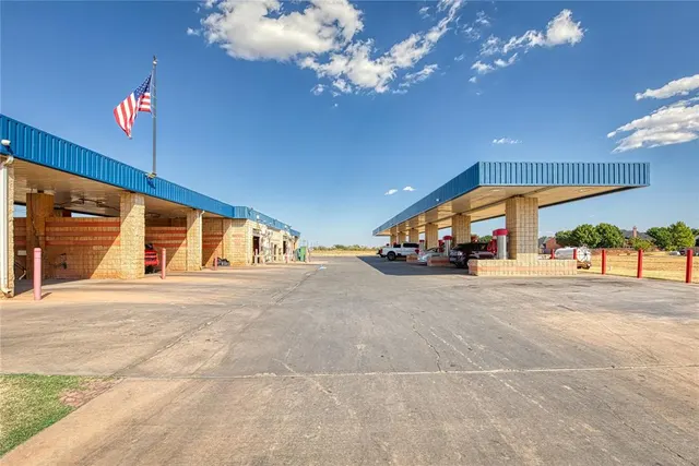 Photo 5 — 318 E Tamarack Road, Altus, OK 73521