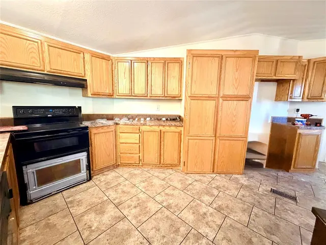 Photo 6 — 312 S 3rd Street, Waukomis, OK 73773