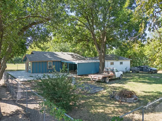 Photo 4 — 804 S Market Avenue, Shawnee, OK 74801