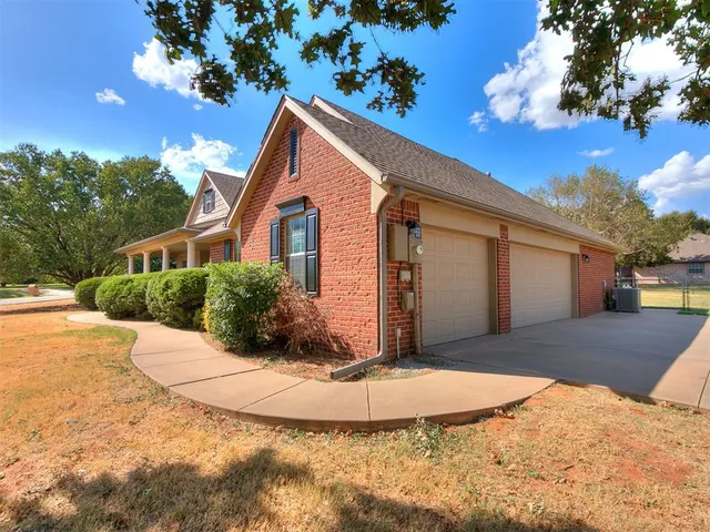 Photo 4 — 7001 Mid Iron Lane, Edmond, OK 73025