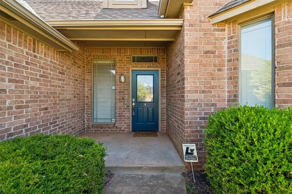 Photo 2 — 2214 Cedar Pointe Circle, Edmond, OK 73003