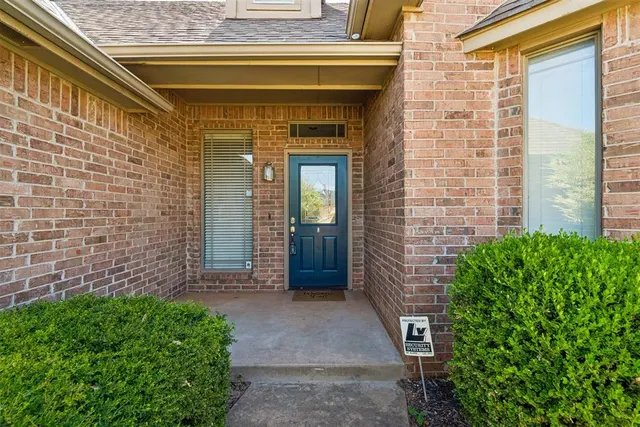 Photo 2 — 2214 Cedar Pointe Circle, Edmond, OK 73003