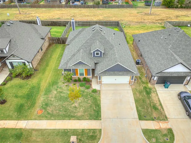 Photo 3 — 8733 Poppey Place, Yukon, OK 73099