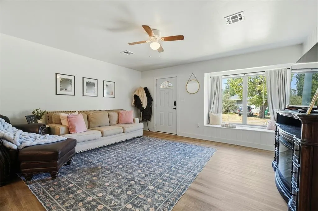 Photo 4 — 120 E Van Buren Street, Mangum, OK 73554