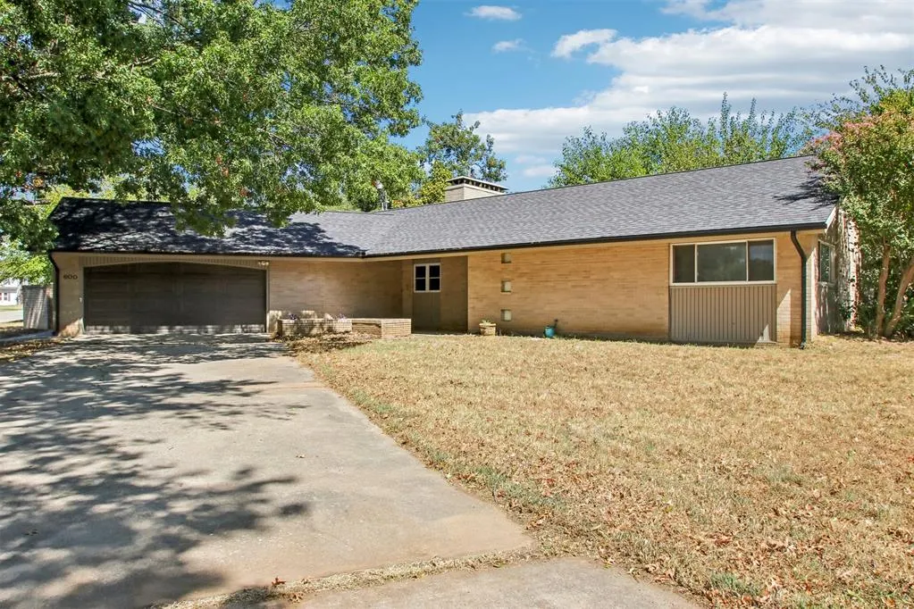 Front exterior — 600 Diamond Street, Holdenville, OK 74848