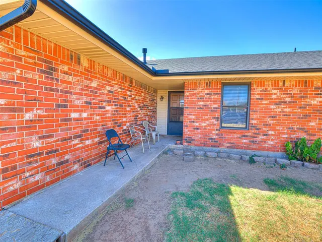 Photo 2 — 8712 Oakridge Drive, Midwest City, OK 73110
