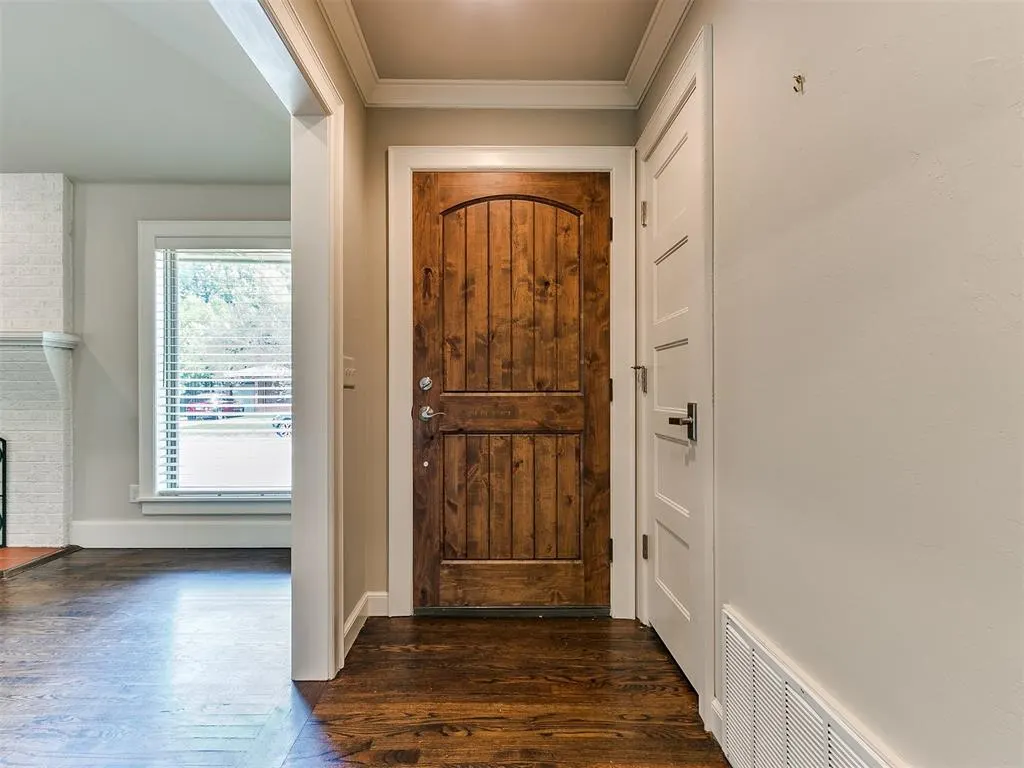 Photo 2 — 9631 Stratford Drive, Oklahoma City, OK 73120