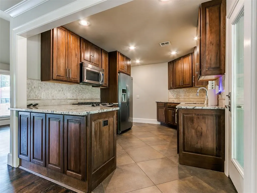 Photo 13 — 9631 Stratford Drive, Oklahoma City, OK 73120