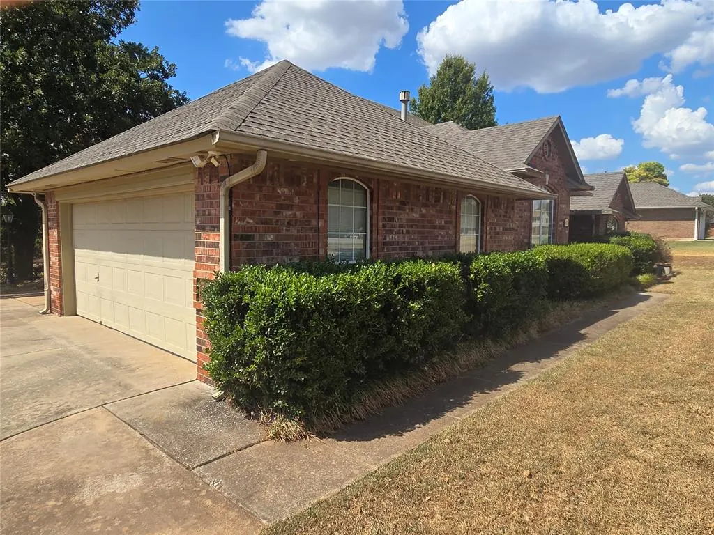 Photo 2 — 6417 Saddleback Drive, Oklahoma City, OK 73150
