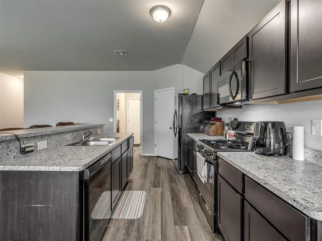 Photo 4 — 1408 Chuck Wagon Drive, El Reno, OK 73036
