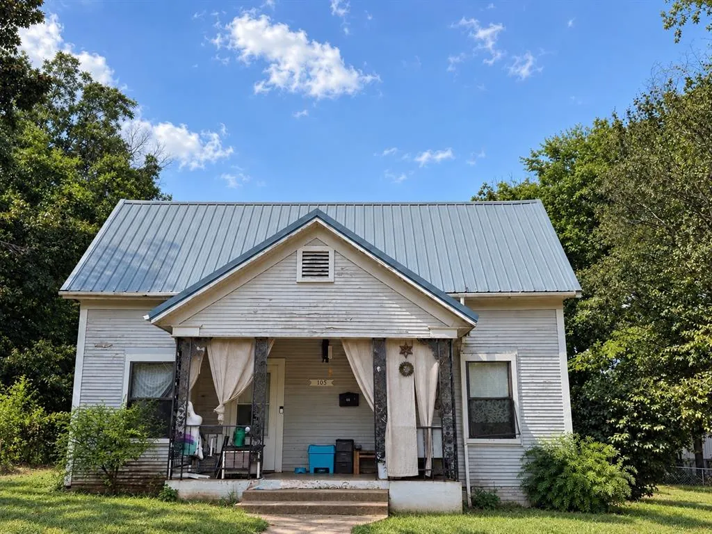 Front exterior — 105 SE Adams Street, Idabel, OK 74745