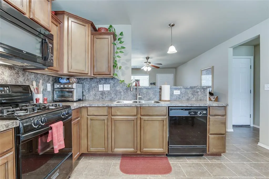Photo 14 — 404 JB Street, Yukon, OK 73099