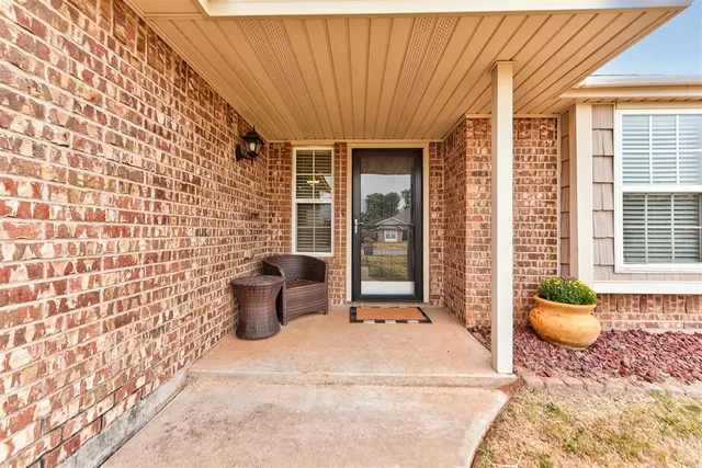 Photo 2 — 2302 W Bradford Circle, Newcastle, OK 73065