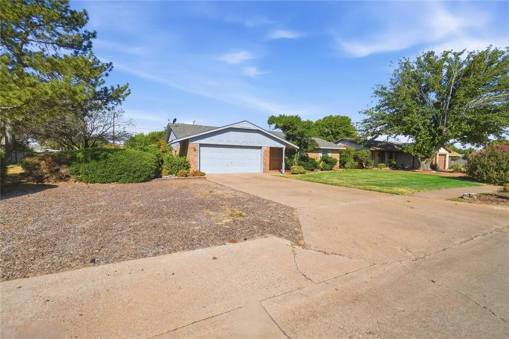 Photo 2 — 2219 N Flamingo Lane, Altus, OK 73521