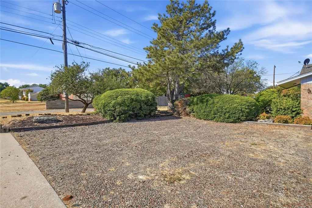 Photo 3 — 2219 N Flamingo Lane, Altus, OK 73521