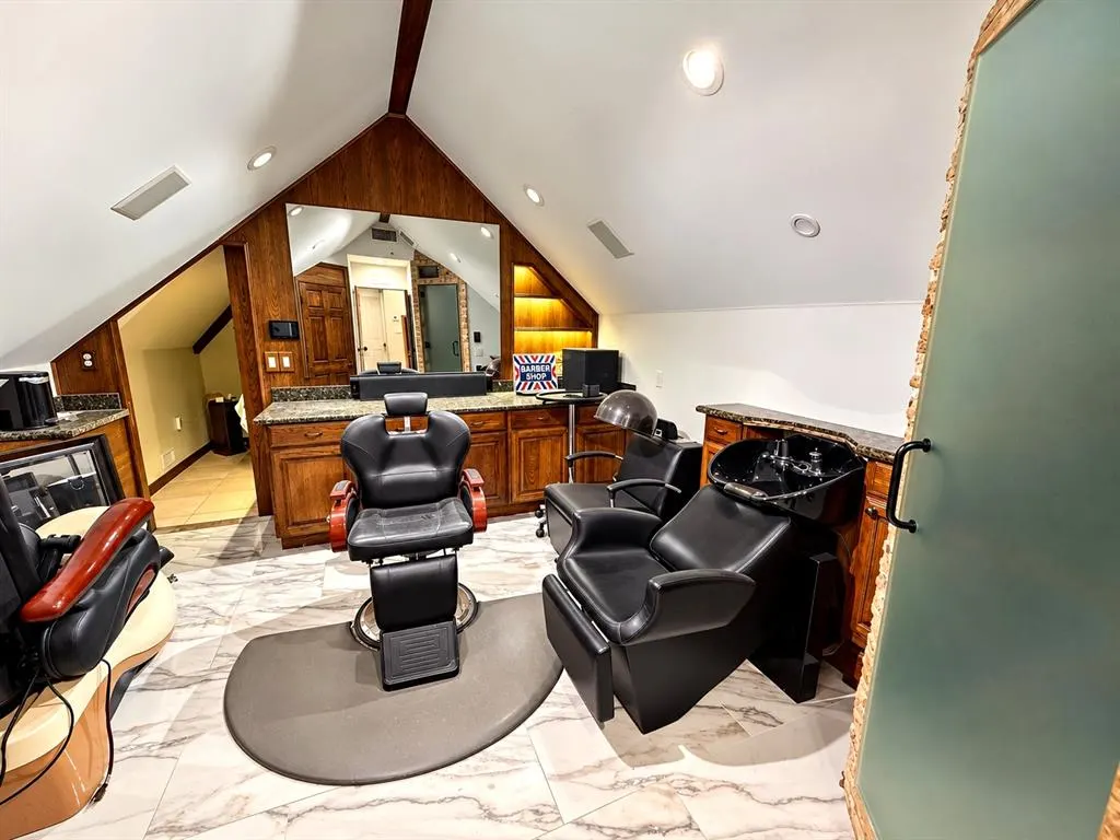 Photo 8 — 2422 Sunset Drive, Clinton, OK 73601